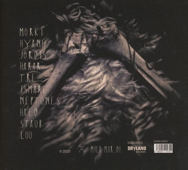Rückseite einer CD mit Songtiteln und Nahaufnahme von Knochen auf dunklem Hintergrund.