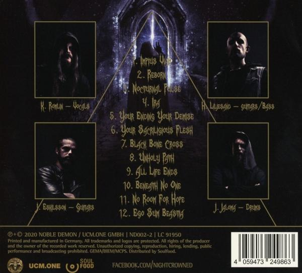 Albumcover: Bandmitglieder in dunkler Kleidung, Albumtitel und Titelliste in goldener Schrift.