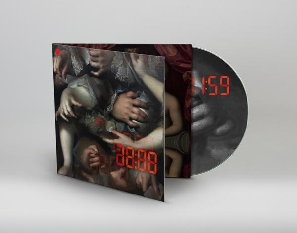 CD-Hülle mit Gemälde und digitalen Ziffern. Die CD zeigt die Zeit 1:59. Die Hülle zeigt 22:00.