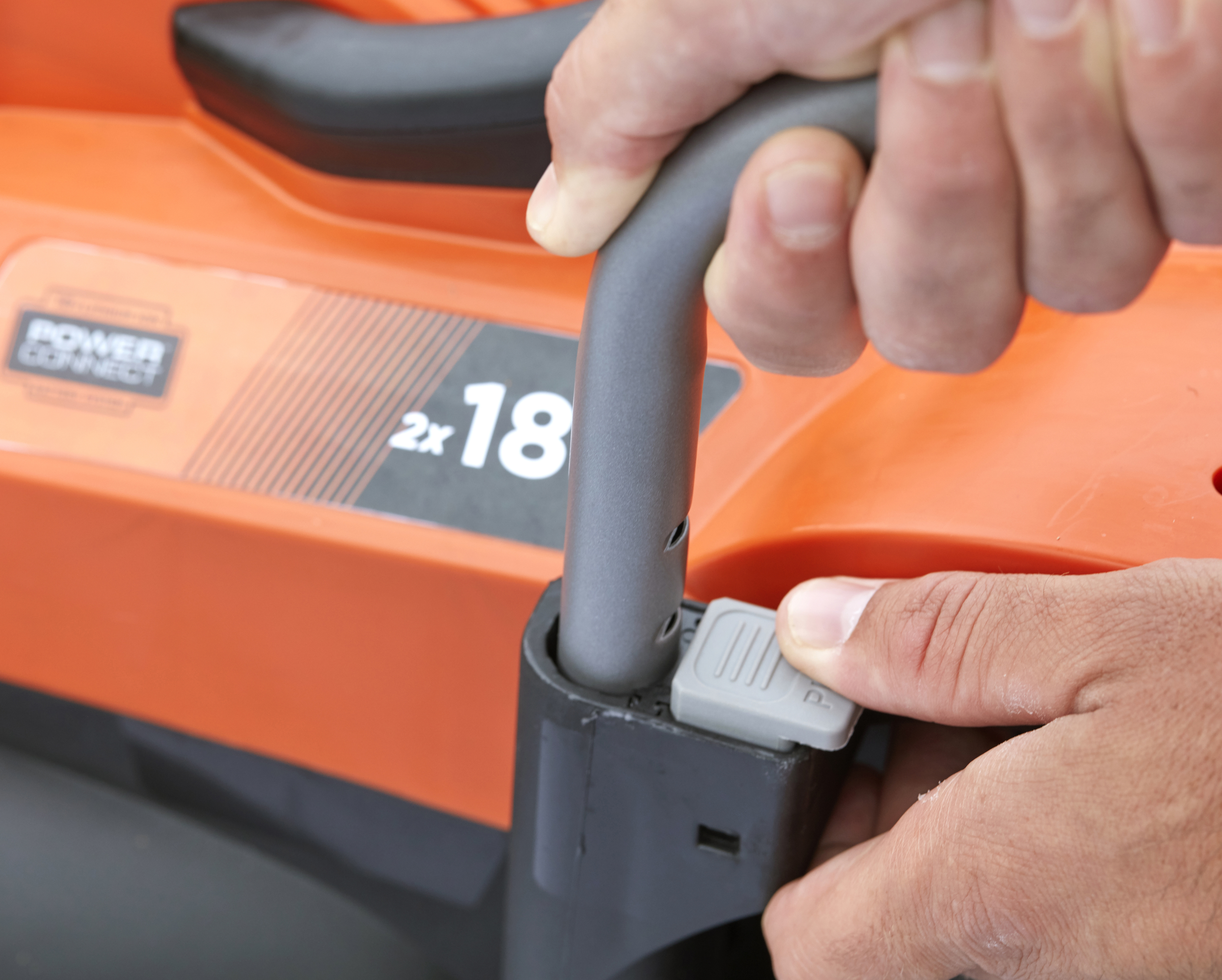 BLACK+DECKER BCMW3318L2, Rasenmäher (2 x 18 Volt, Schnittbreite: 33 cm, Verstellbare Schnitthöhe Ja, mit 35 l Fangkorb-Volumen)