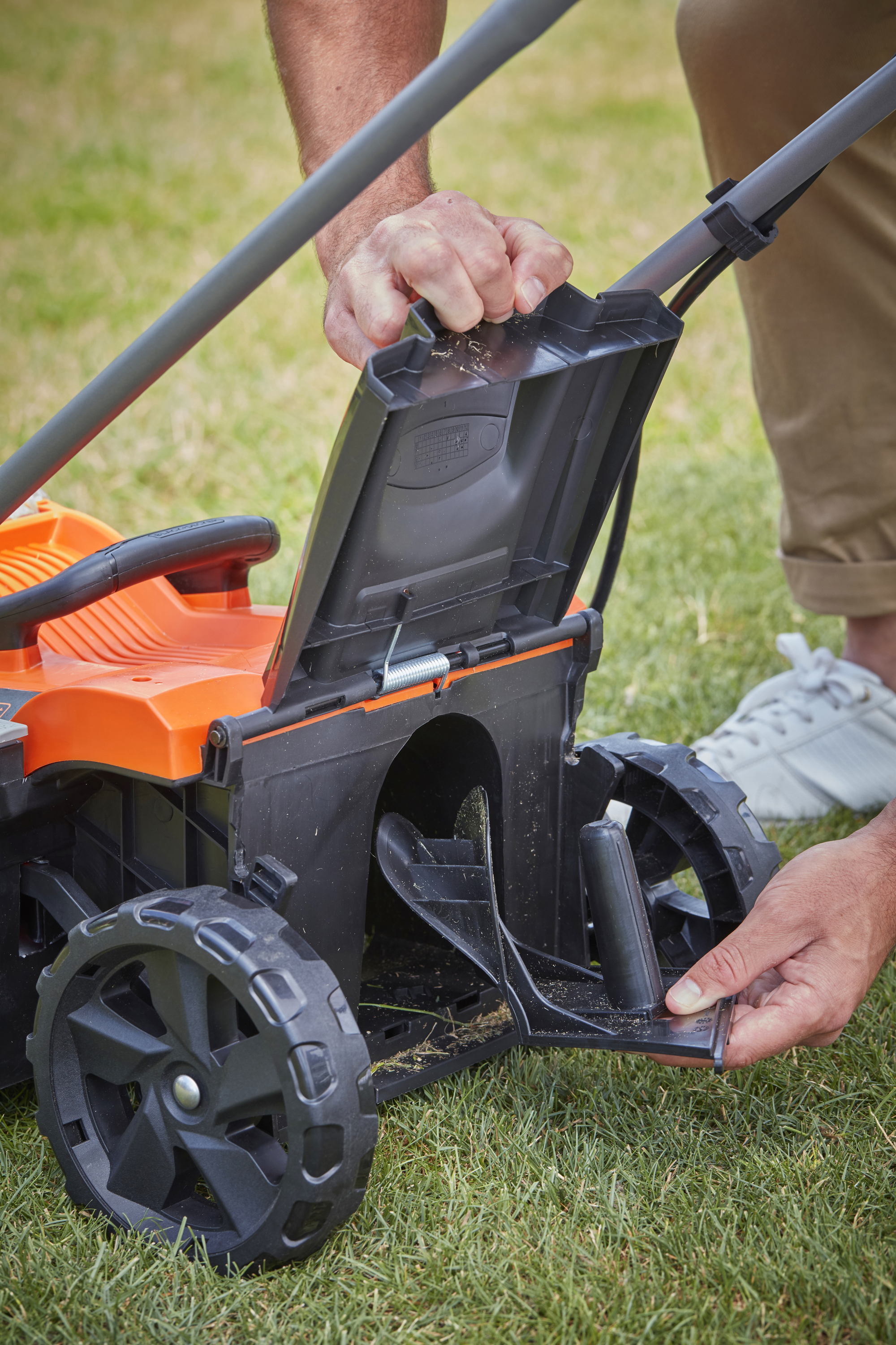 BLACK+DECKER BCMW3318L2, Rasenmäher (2 x 18 Volt, Schnittbreite: 33 cm, Verstellbare Schnitthöhe Ja, mit 35 l Fangkorb-Volumen)