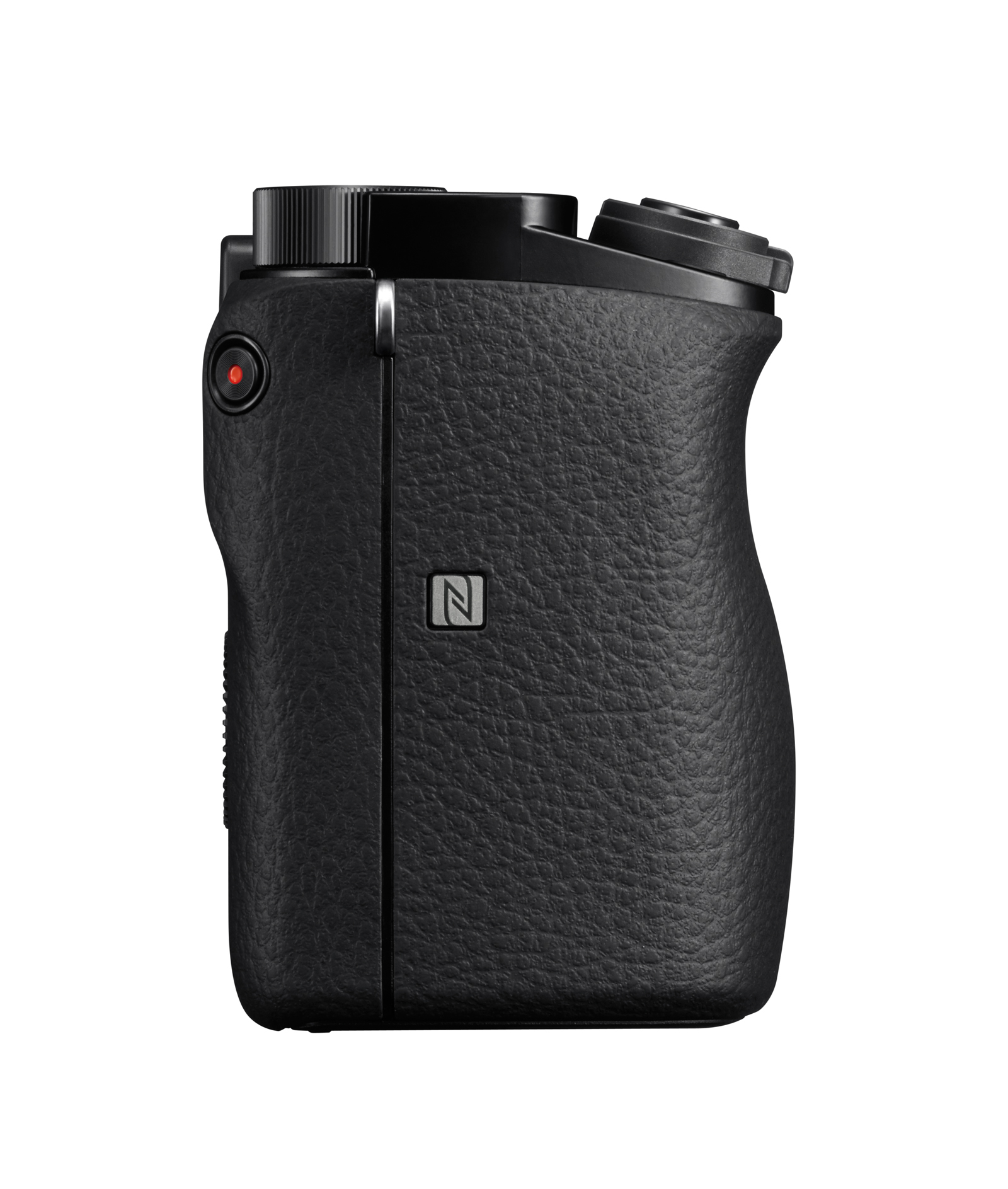 Schwarze Kamera mit strukturierter Grifffläche. Roter Knopf sichtbar. N-Symbol an der Seite.