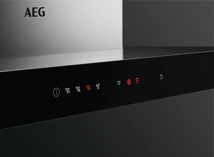 Egy fekete vezérlőpanel az AEG logóval és megvilágított ikonokkal.