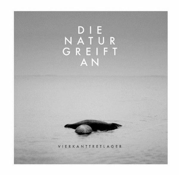 Schwarz-Weiß-Albumcover. Der Titel lautet 'Die Natur Greift An'. Ein Felsen ist im Wasser.