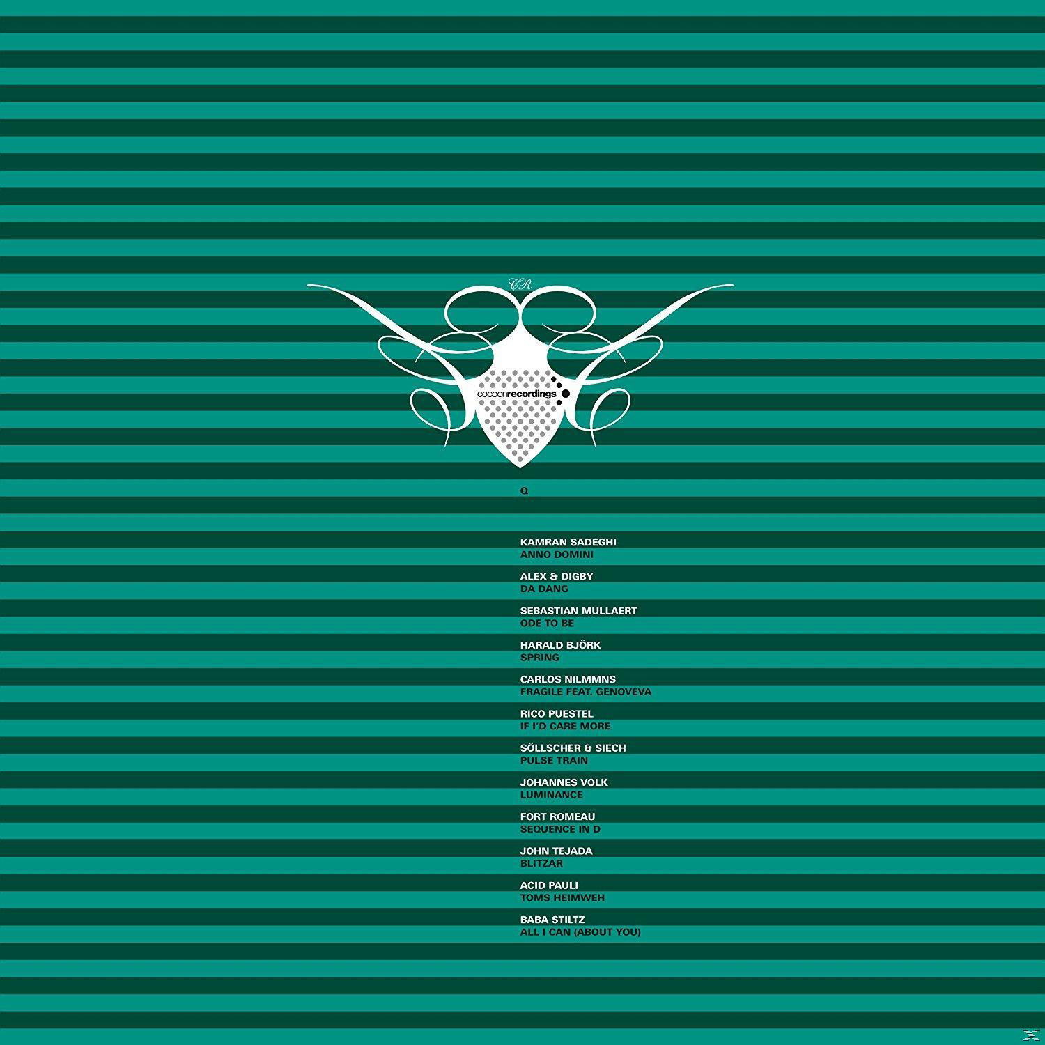 Ein türkis gestreifter Hintergrund mit Text, der Künstler und Songtitel in Weiß auflistet.