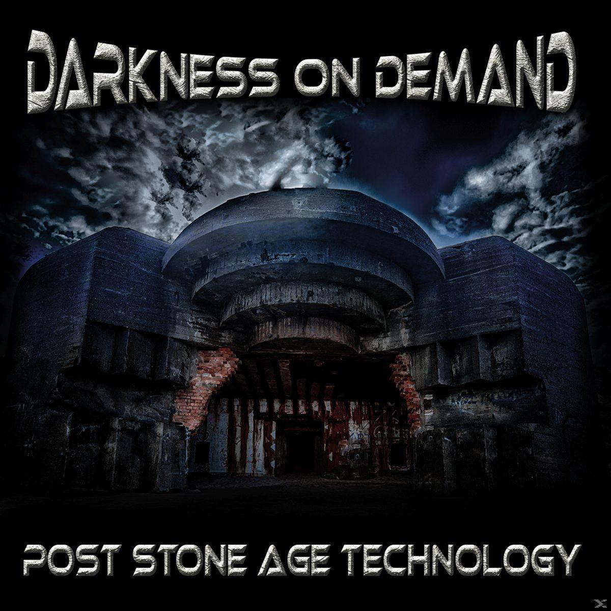 Dunkle, festungsartige Struktur mit 'Darkness on Demand' oben und 'Post Stone Age Technology' unten, dunkler Himmel.