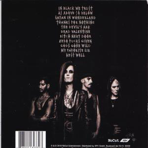 Albumcover: vier Personen in schwarzer Kleidung, Text mit Songtiteln und schwarzem Hintergrund.