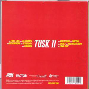 Rotes Albumcover mit Titellisten. Albumtitel ist 'Tusk II'. Das Cover hat ein Logo.