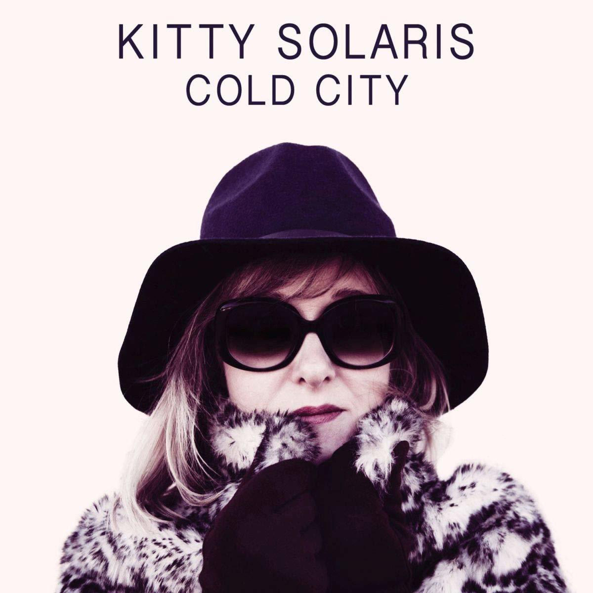 Albumcover: Kitty Solaris, Cold City. Frau mit Sonnenbrille, schwarzem Hut und Pelzmantel.