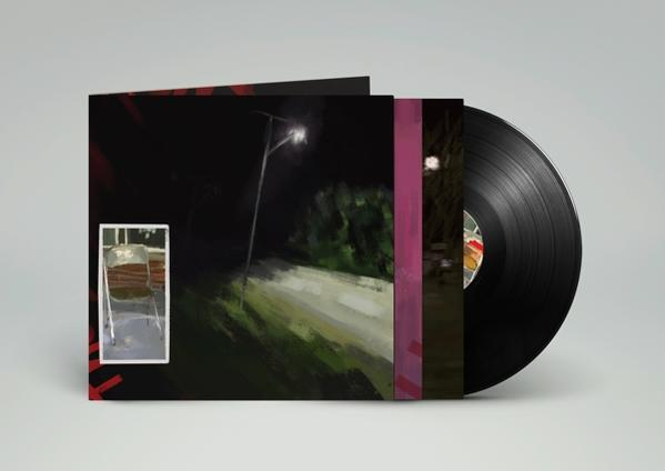 Albumcover für eine Schallplatte. Nachtszene mit Straßenlaterne und Stuhl. Schwarze Platte.