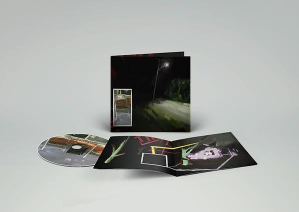 CD-Hülle mit Kunstwerk. CD ist links sichtbar, die Hülle ist geöffnet. Der Hintergrund ist weiß.