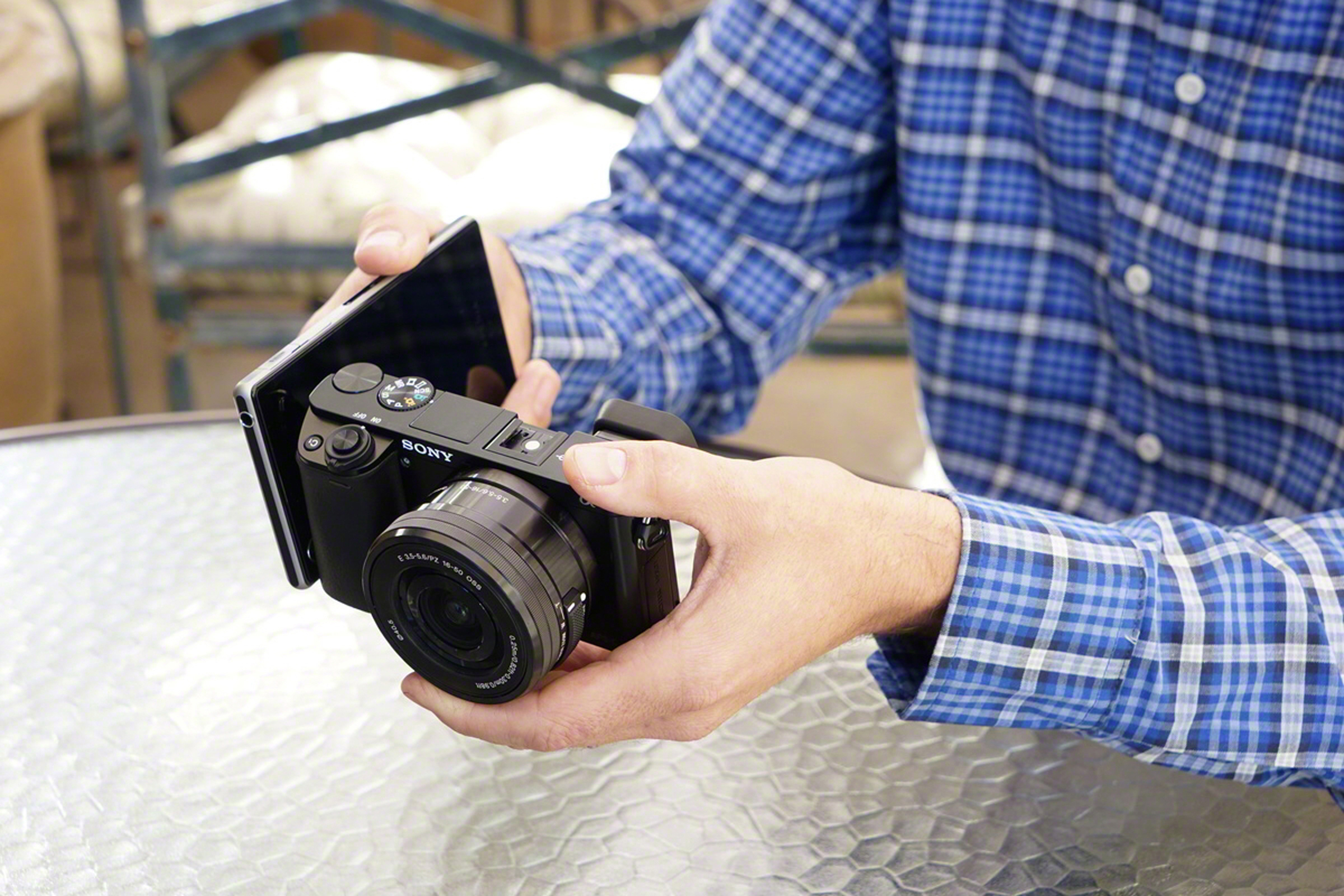 SONY Alpha 6000 (ILCE-6000L) Systemkamera mit Objektiv 16-50 mm, 7,6 cm Display, WLAN