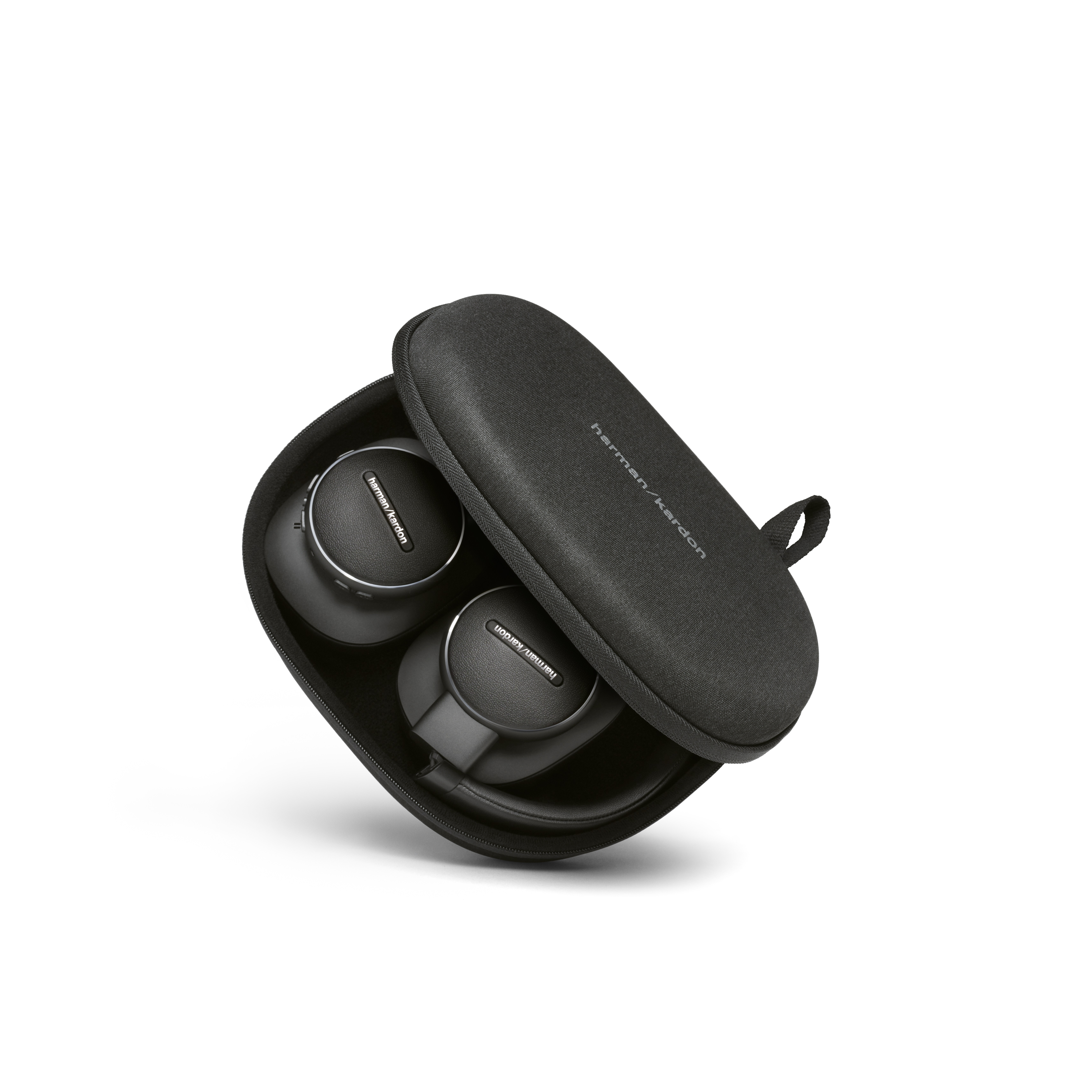 Siyah kulaklıklar, kapakta 'Harman/Kardon' yazılı siyah bir çantada.