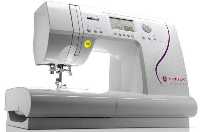 Weiße Nähmaschine mit Display und Knöpfen.