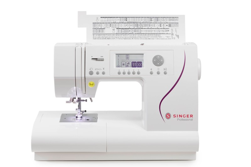 Eine weiße Singer-Nähmaschine mit detailliertem Bedienfeld und Papierführung oben, isoliert auf weißem Hintergrund.
