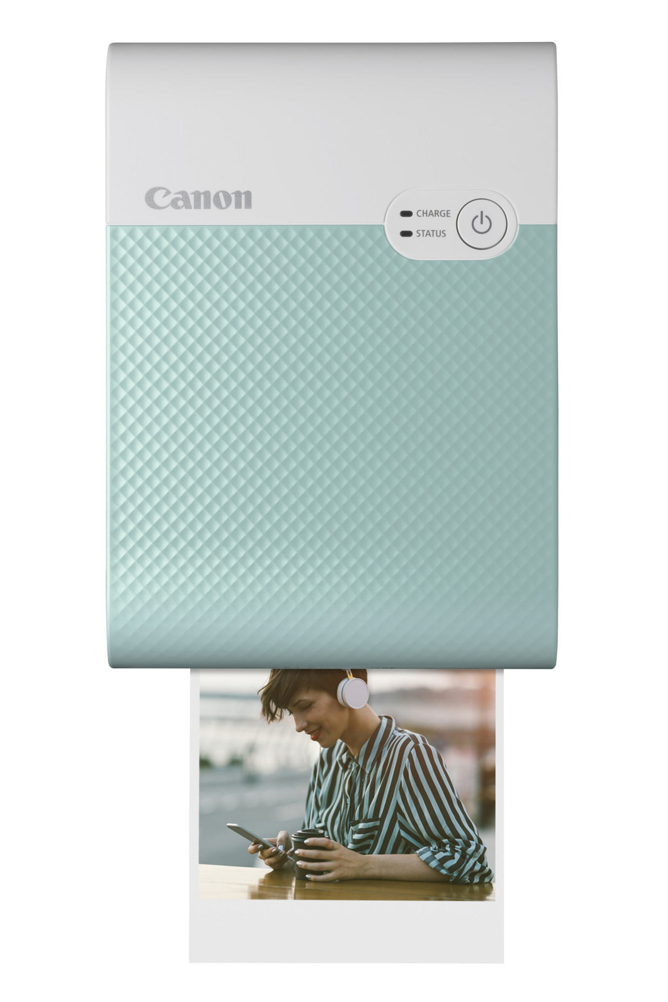 Ein Canon Selphy Square Drucker, der ein Foto einer Frau auf weißem Hintergrund druckt.