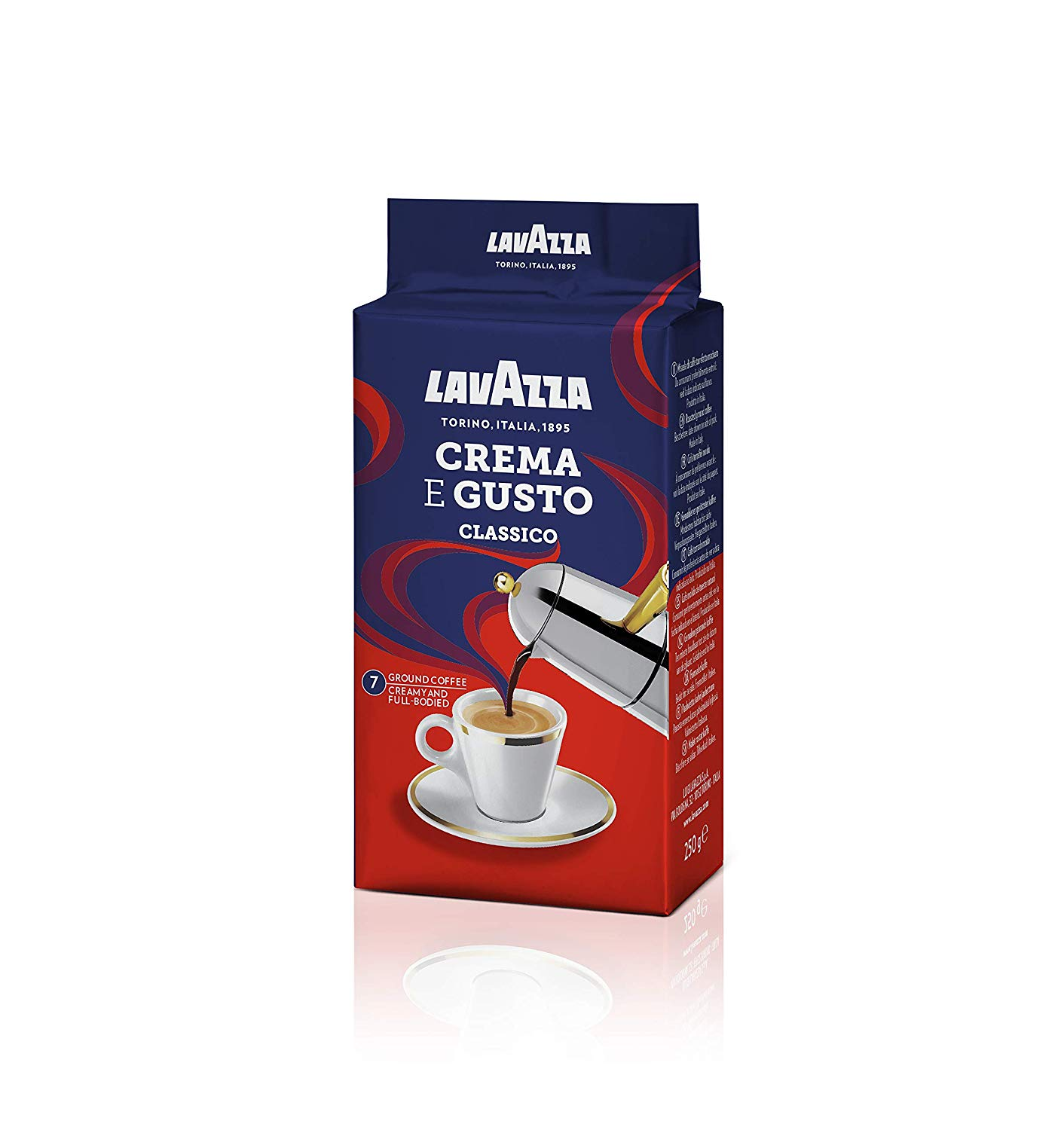 Egy Lavazza Crema e Gusto kávécsomag egy csészével és kávéfőzővel fehér háttéren.