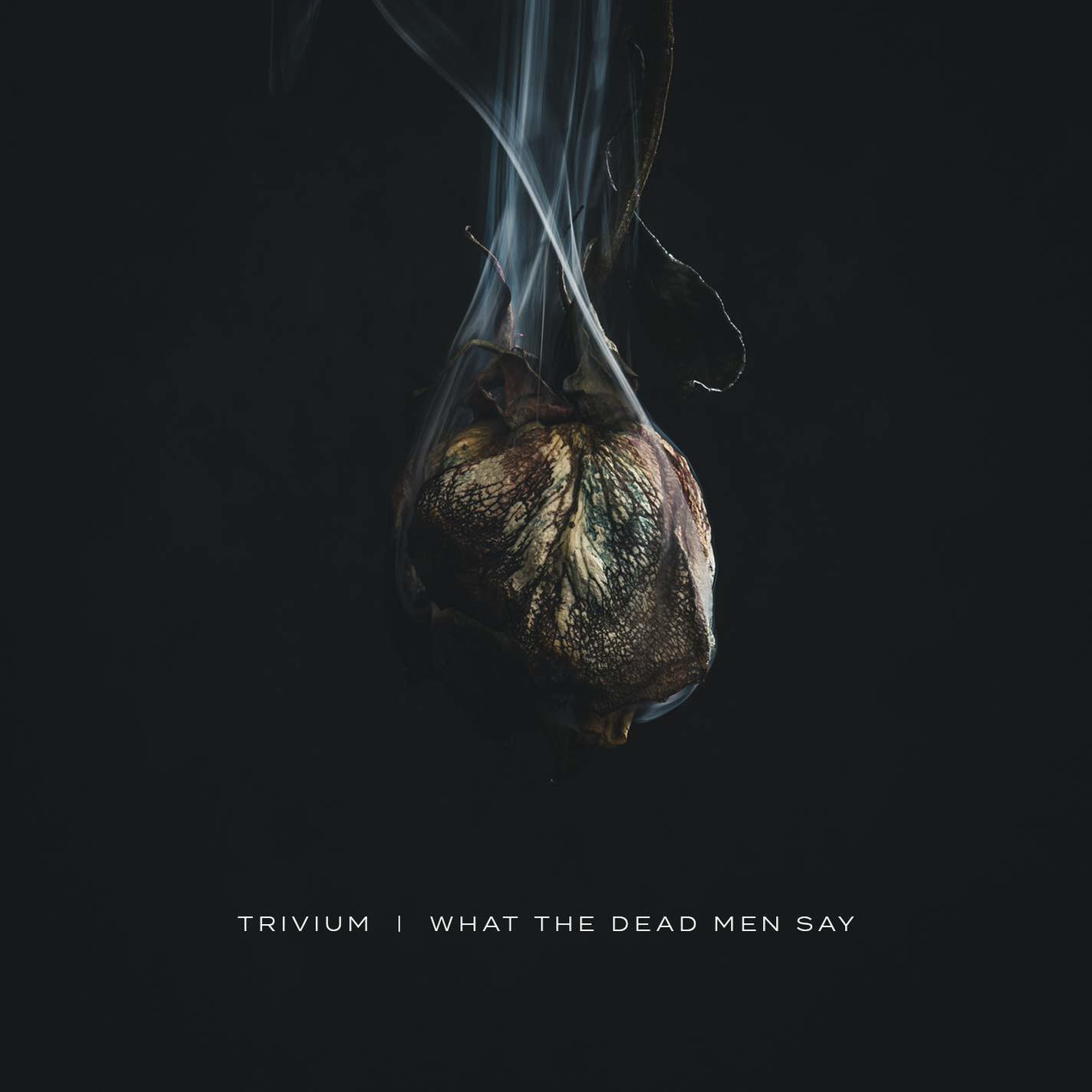 Albumcover eines Herzens mit Rauch. Der Text lautet 'TRIVIUM | What the Dead Men Say'.