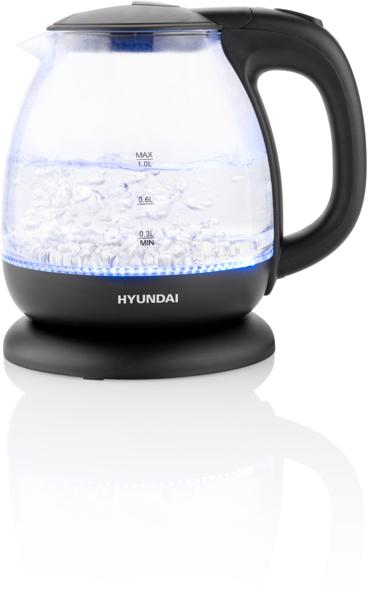 Egy üveg Hyundai elektromos vízforraló forrásban lévő vízzel. Fekete alap és fogantyú. Kék fény alul. Fehér háttér.