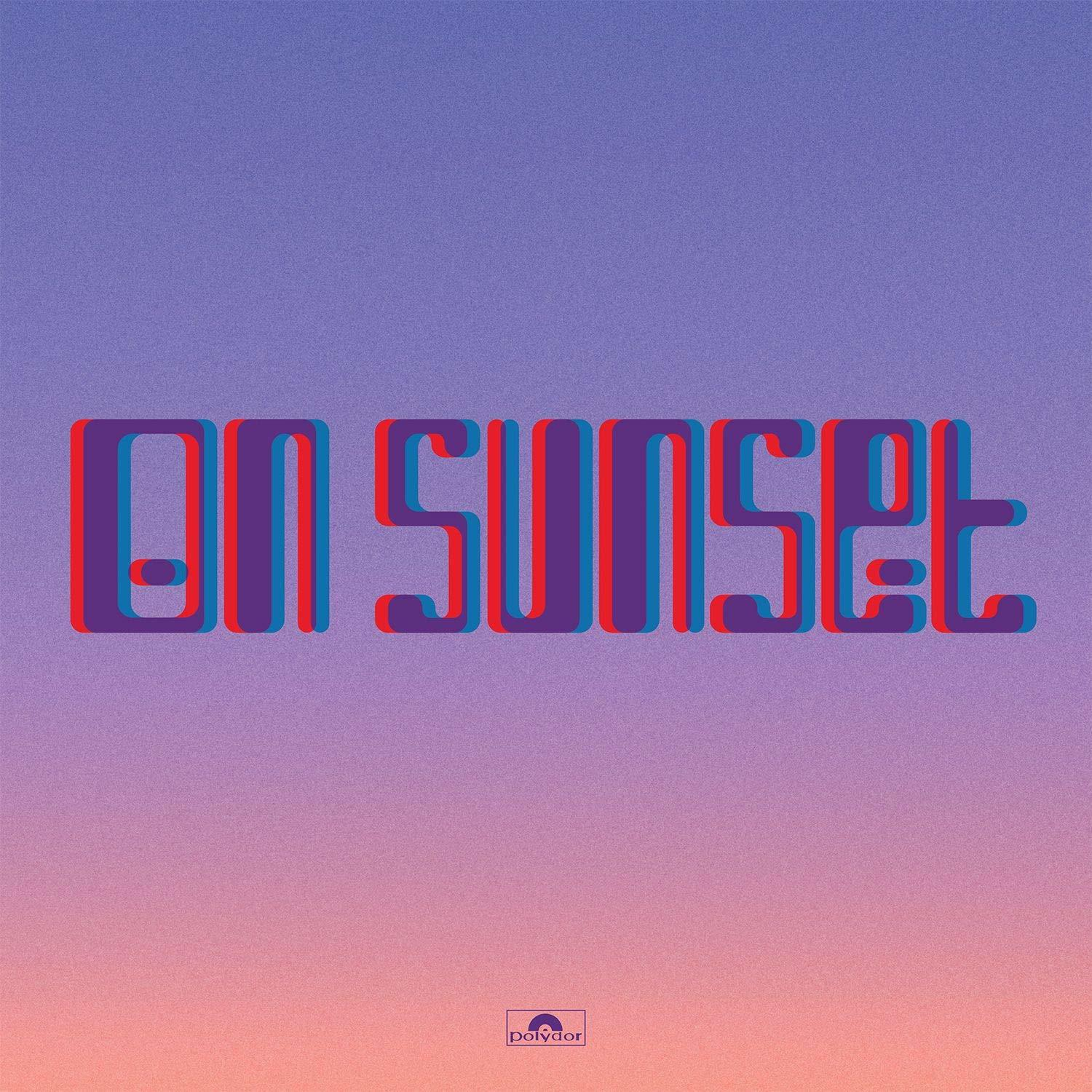 Tekst 'ON SUNSET' in rood en blauw 3D-effect, tegen een gradiënt achtergrond.