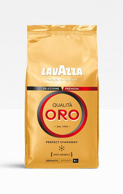 Arany Lavazza kávéscsomag. Szöveg és logó a csomagon. Fehér háttér.