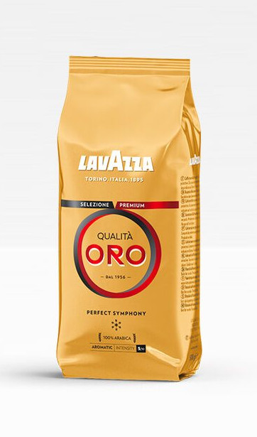 Egy zacskó Lavazza Qualita Oro kávé, arany színű, szöveg és logó látható.