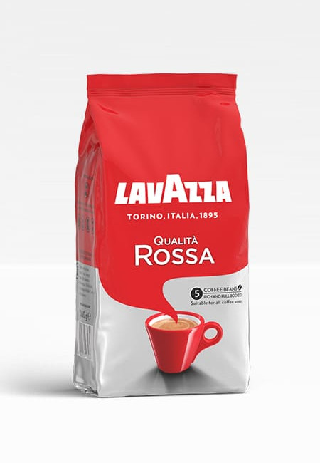 Egy piros Lavazza Qualita Rossa kávés zacskó egy kávéscsésze képével.