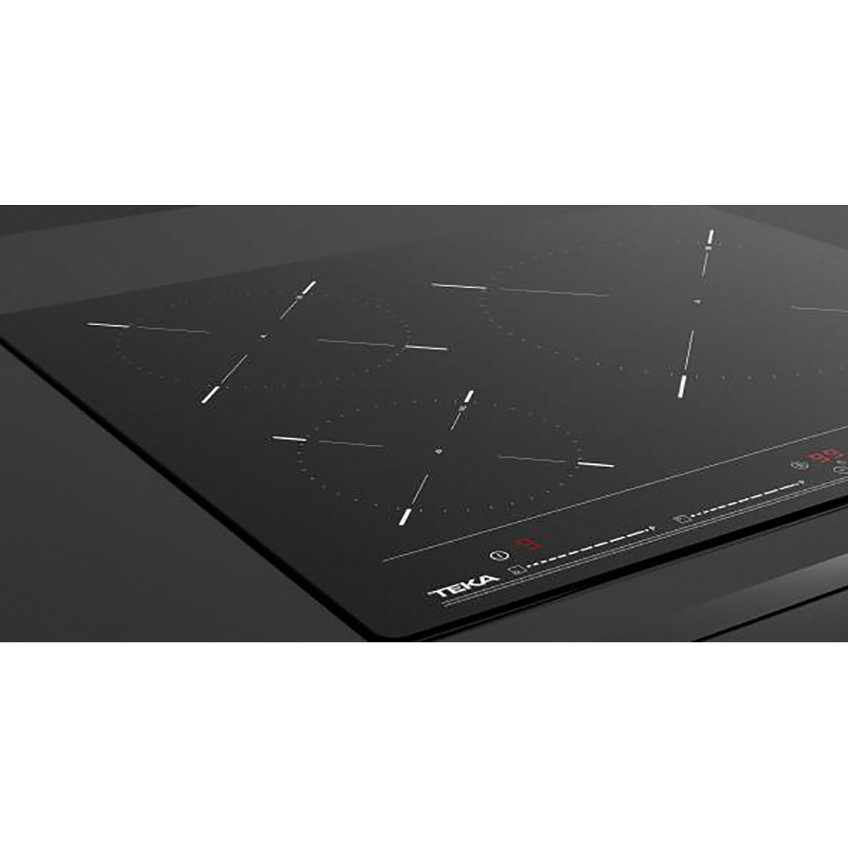 Placa de inducción negra con cuatro quemadores. Superficie oscura. Fondo blanco.