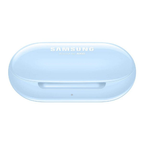 Estuche de carga de auriculares azul claro con el logotipo de Samsung.
