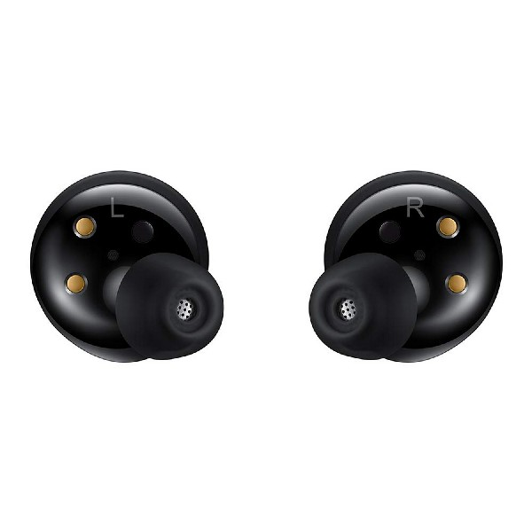 Dos auriculares inalámbricos negros con las letras L y R, y puntas de auriculares.