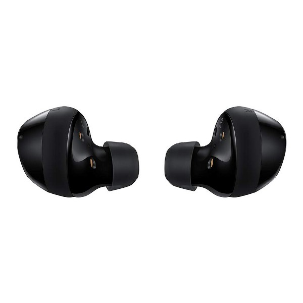 Dos auriculares negros con puntas anguladas, tumbados sobre una superficie blanca. Están uno al lado del otro.