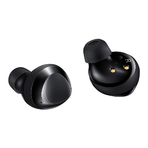 Dos auriculares negros, uno con punta de goma, sobre una superficie blanca.