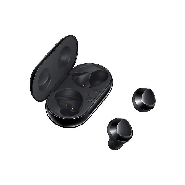 Auriculares inalámbricos negros y estuche de carga sobre fondo blanco. Estuche abierto.