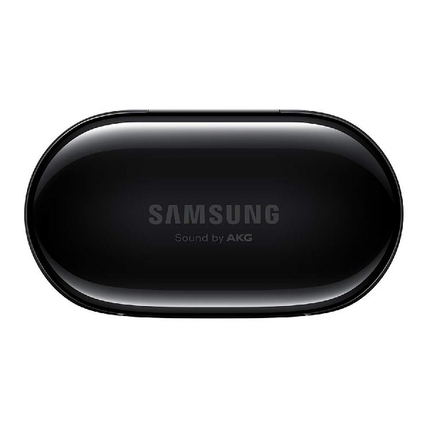 Estuche de carga inalámbrica negro de Samsung. Logotipo de Samsung y Sound by AKG impresos.
