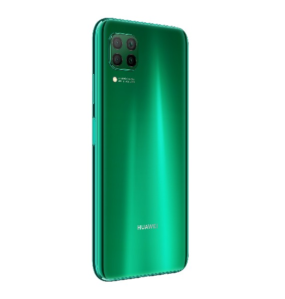 Vista trasera del smartphone verde. Cámaras cuádruples, flash y logotipo de Huawei. Fondo blanco.
