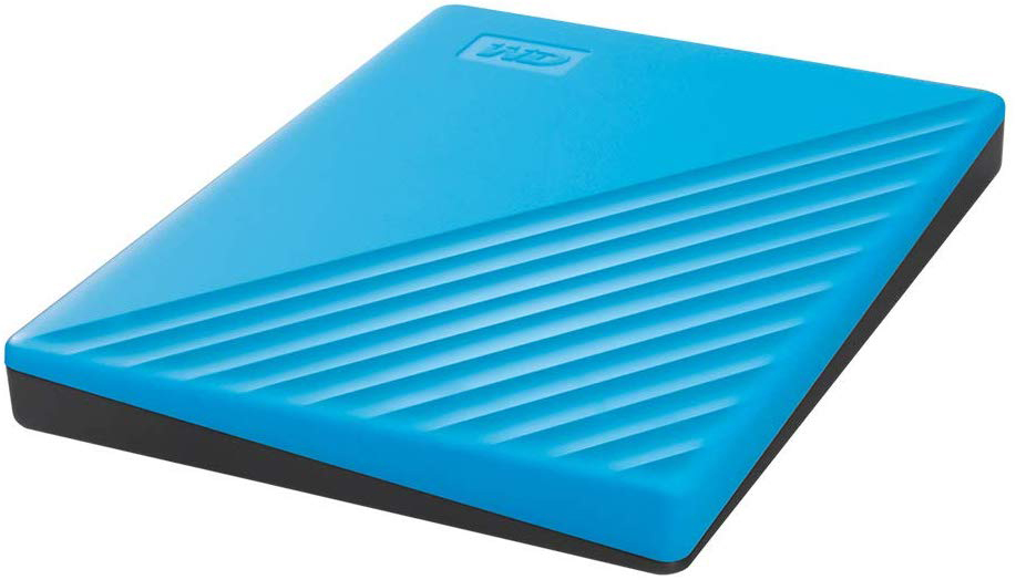 Un disque dur externe WD My Passport bleu clair sur fond blanc.