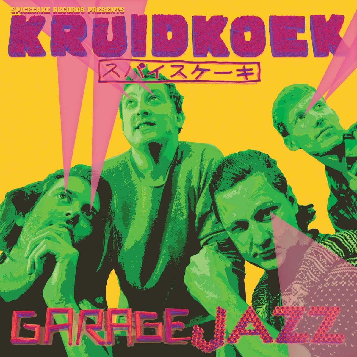 Pochette d'album 'Kruidkoek'. Quatre personnes avec des visages verts, rayons roses et fond jaune.