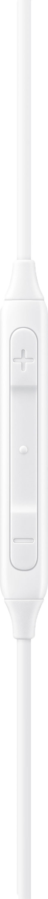 Witte stekker met een witte kabel, op een witte achtergrond.