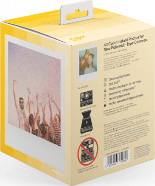 Una scatola gialla per fotocamera Polaroid i-Type con una foto di persone che festeggiano.
