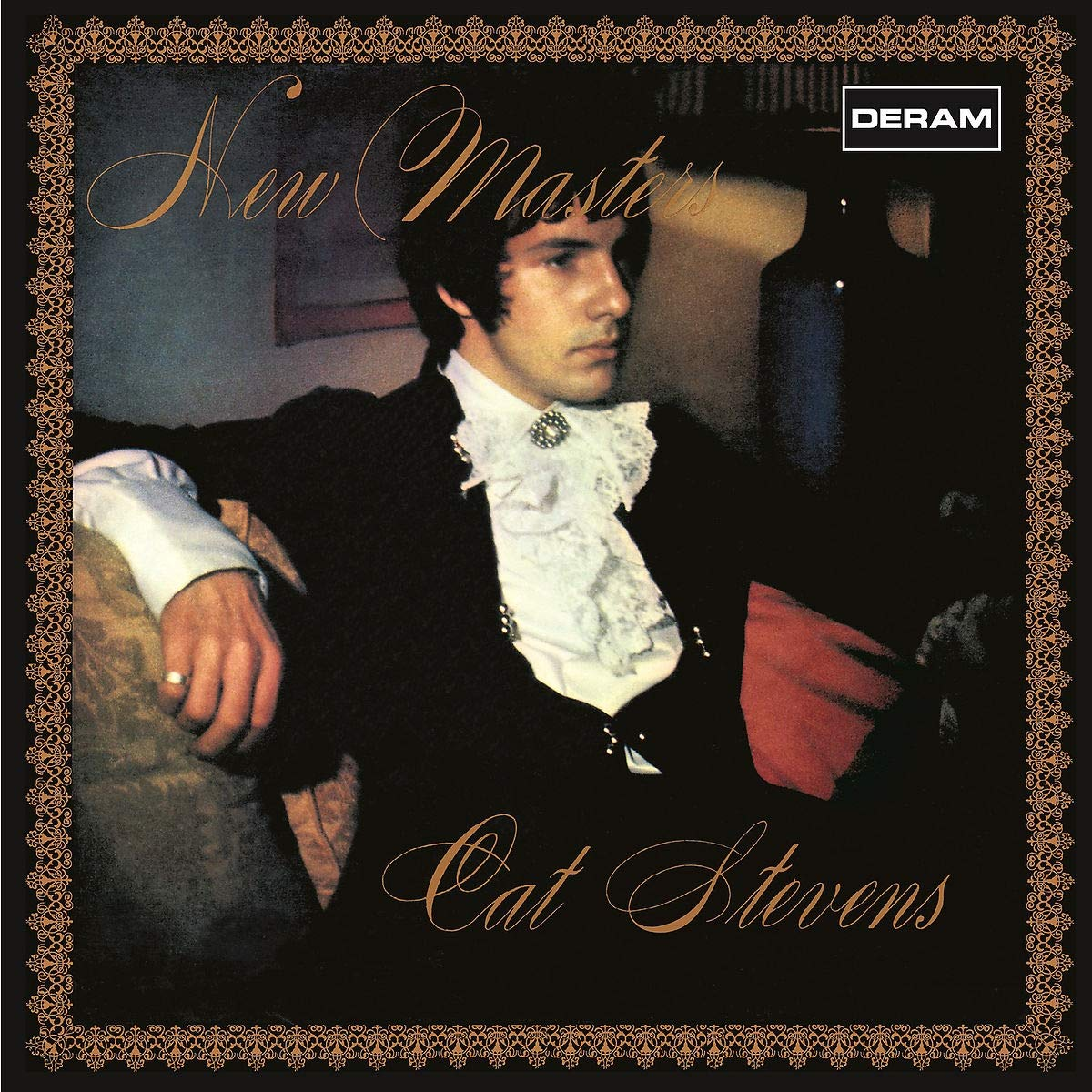 Cat Stevens album borítója. Ül, öltönyben, fodros fehér inggel. A "New Masters" cím és a művész neve látható.