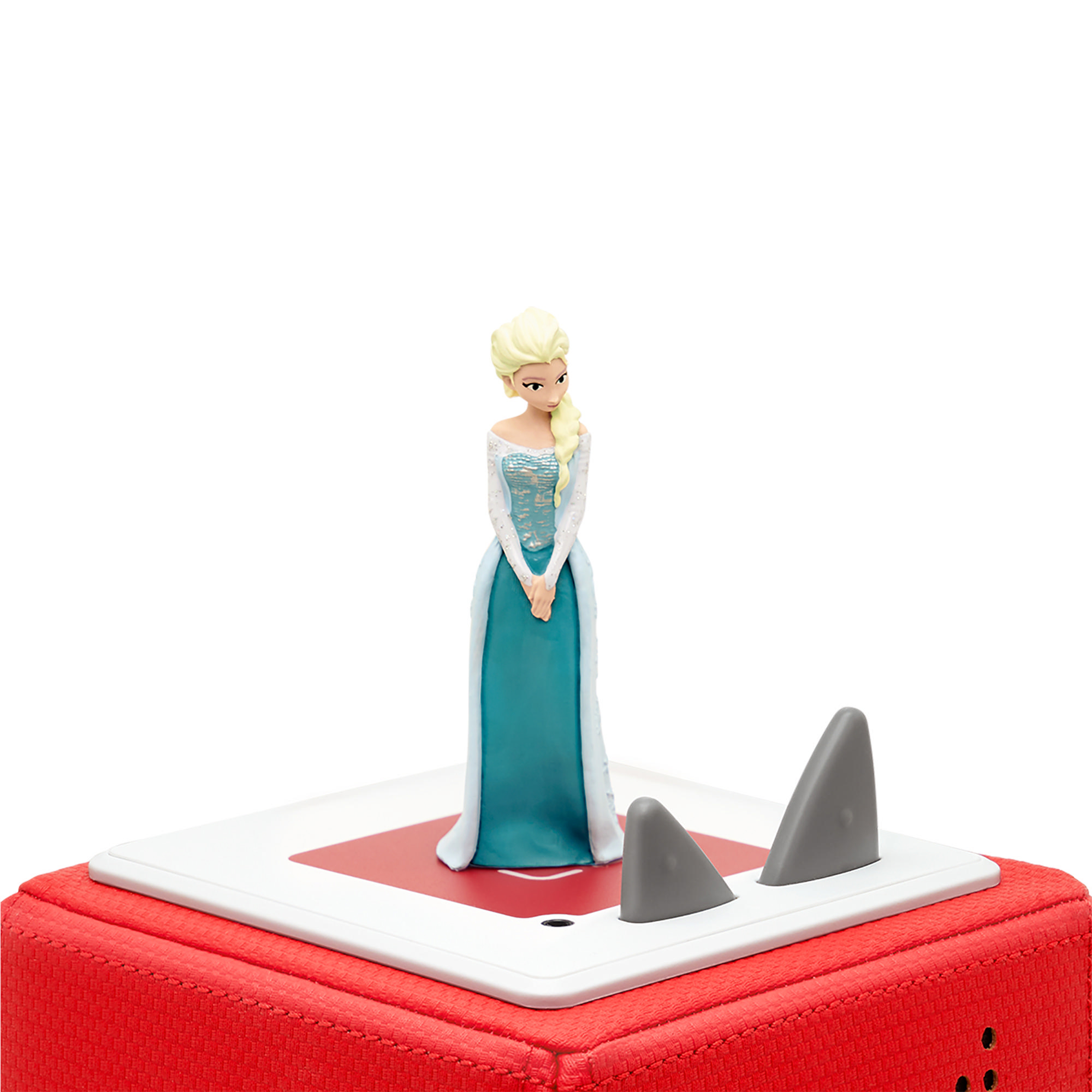 Elsa-Figur auf rotem Block mit haifischflossenartigen Formen.
