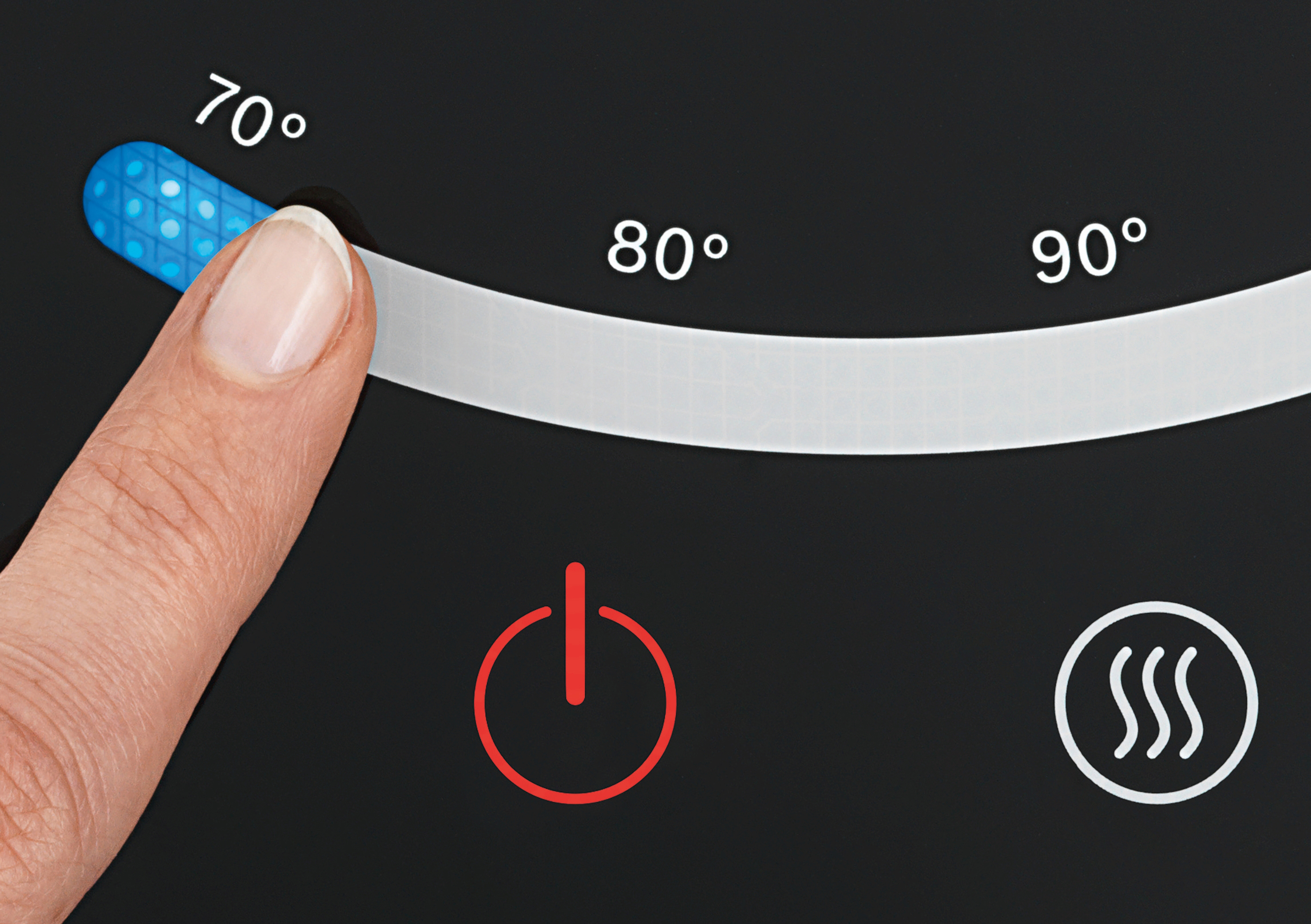 Ein Finger, der einen Temperaturregler auf einer schwarzen Oberfläche einstellt, mit Strom- und Heizsymbolen.