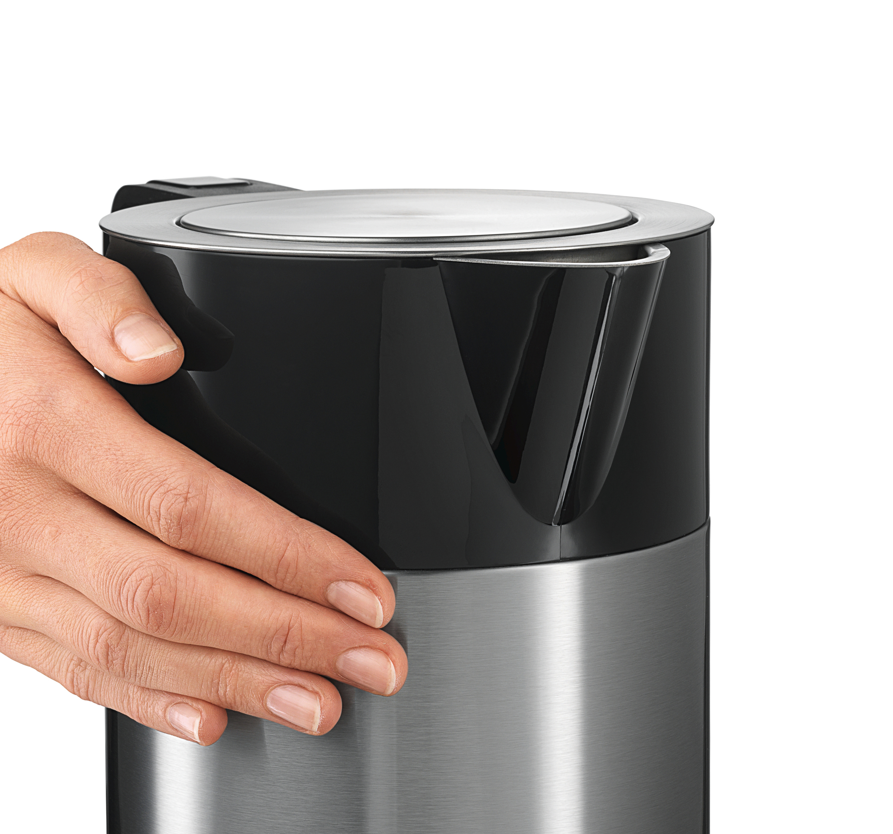 Eine Hand, die einen Wasserkocher hält und den Ausguss zeigt.