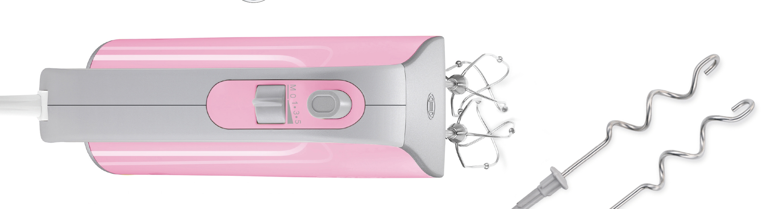 Rosa und grauer Handmixer mit Rührbesen, Draufsicht, auf weißem Hintergrund.