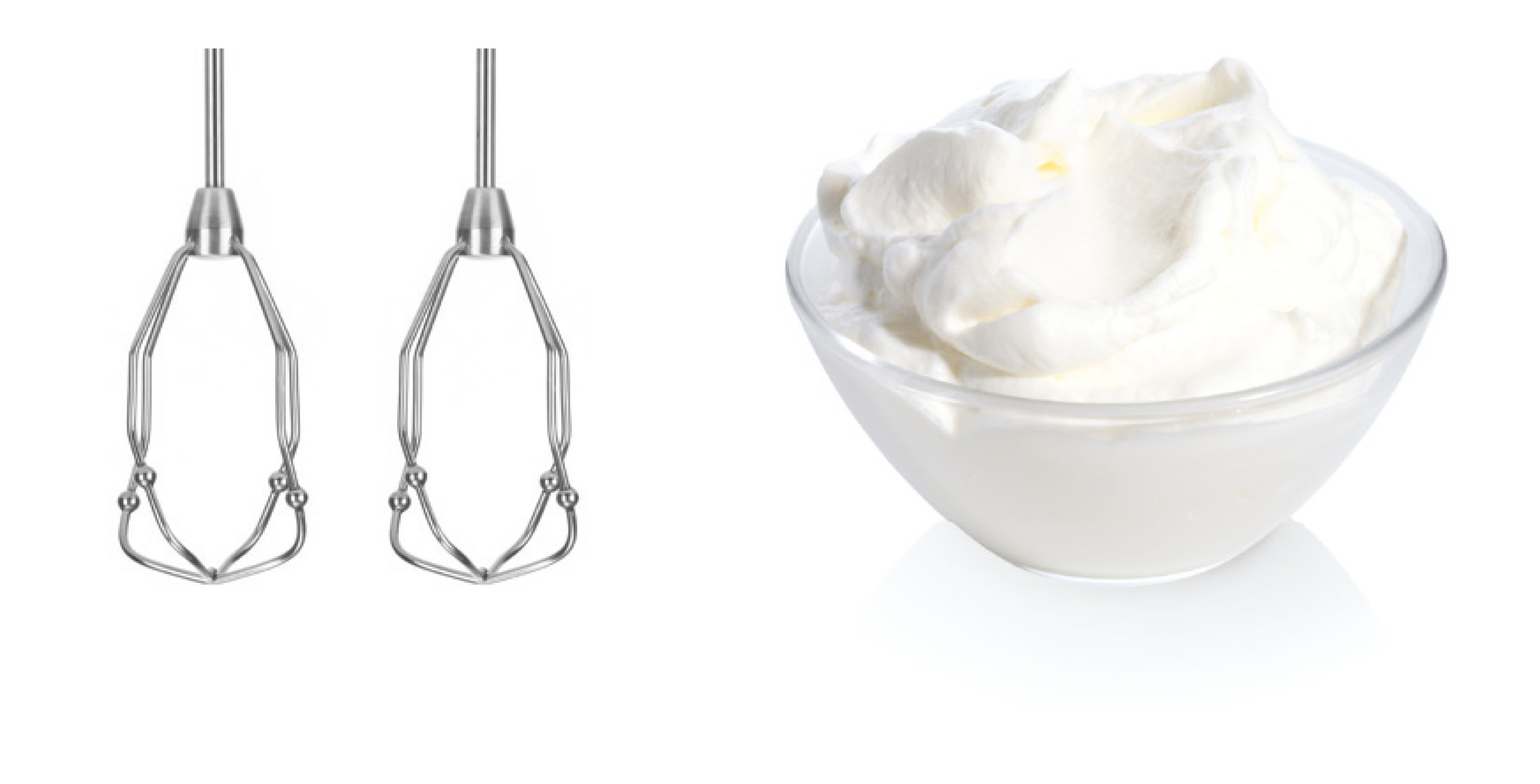 Zwei Schneebesenaufsätze und eine Schüssel Schlagsahne auf weißem Hintergrund.