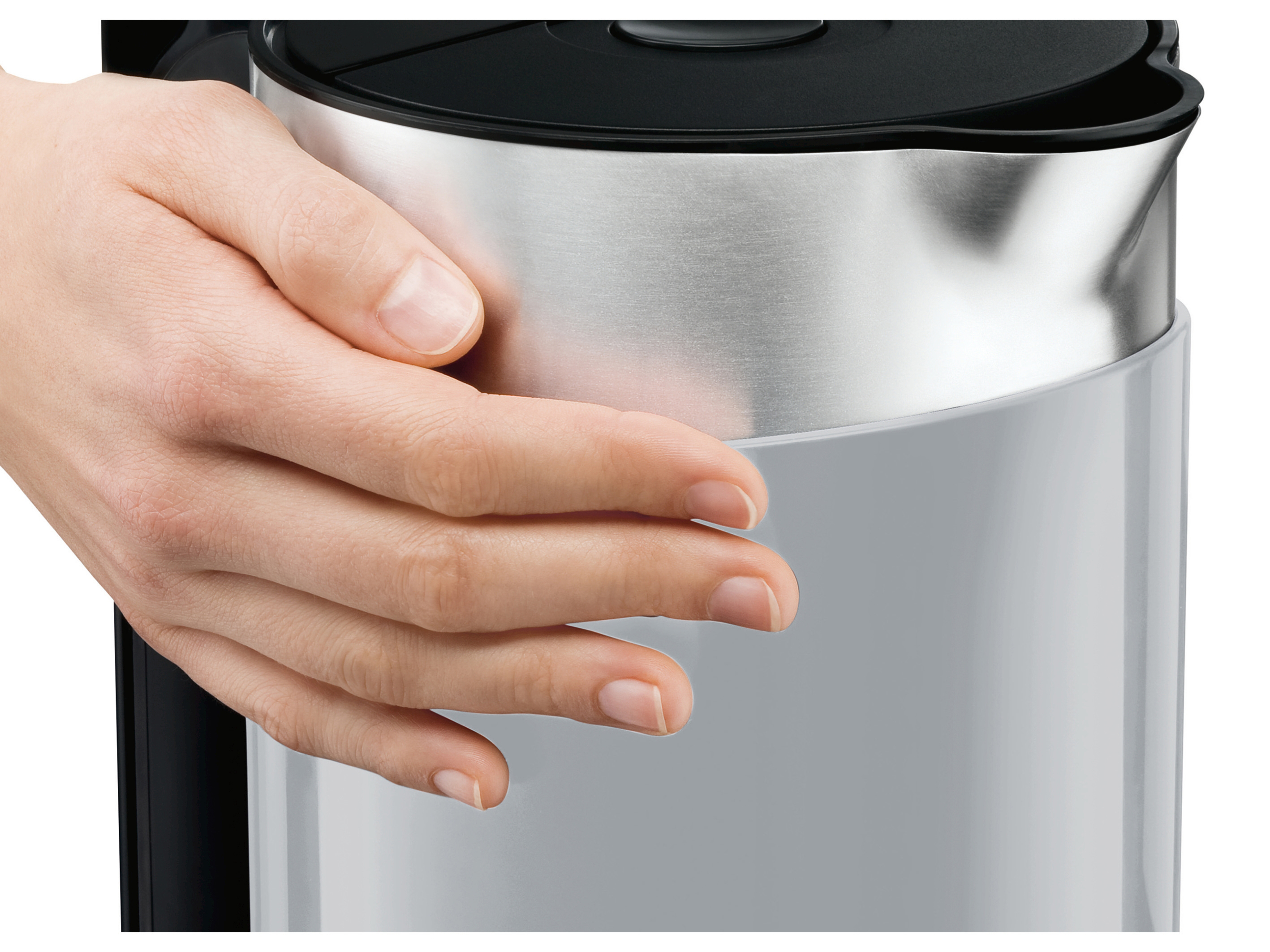 Hand hält silber-schwarzen Wasserkocher. Nahaufnahme der Seite des Wasserkochers.