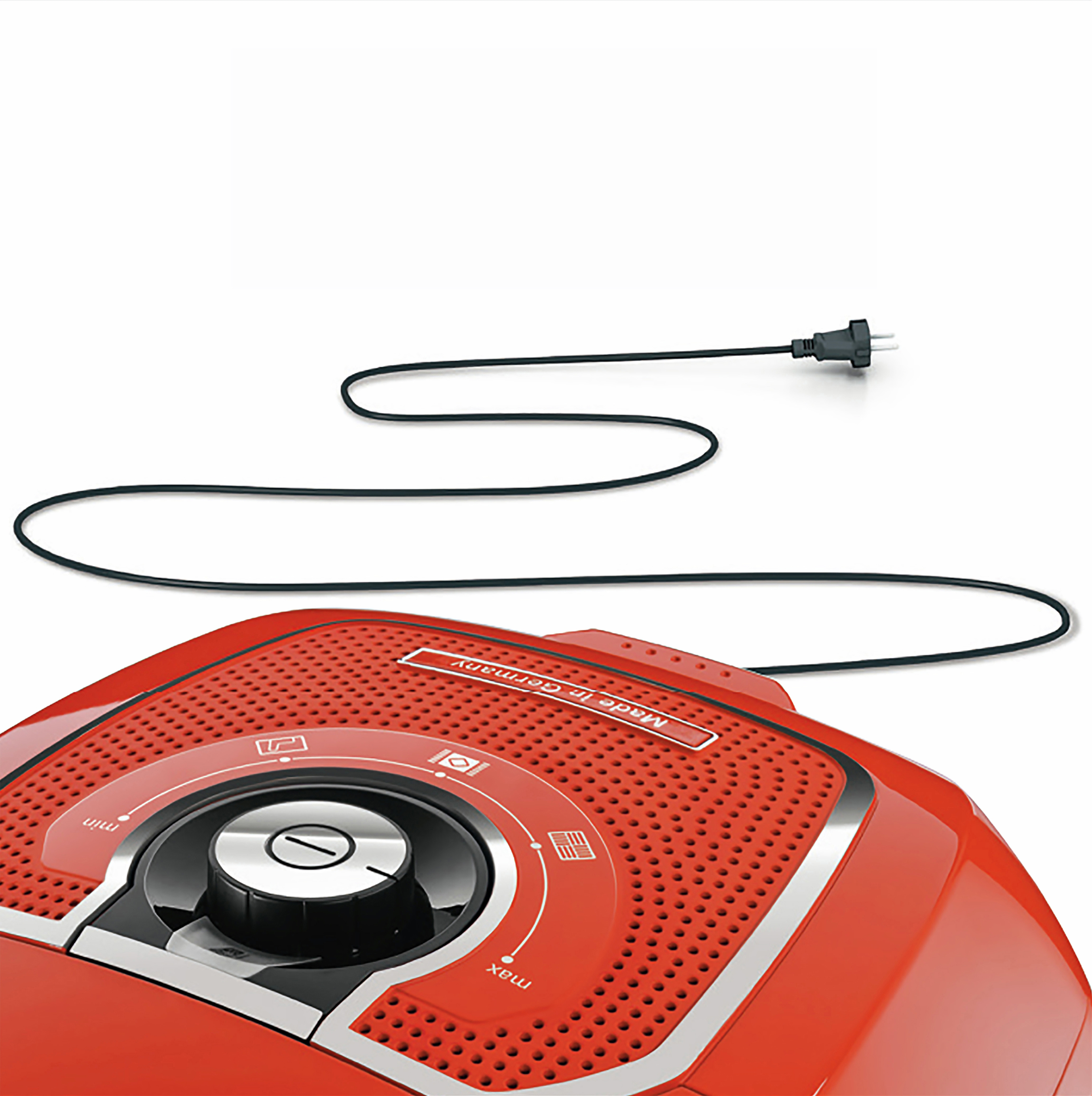 Ein roter Staubsauger mit langem schwarzem Kabel und Stecker auf weißem Untergrund.