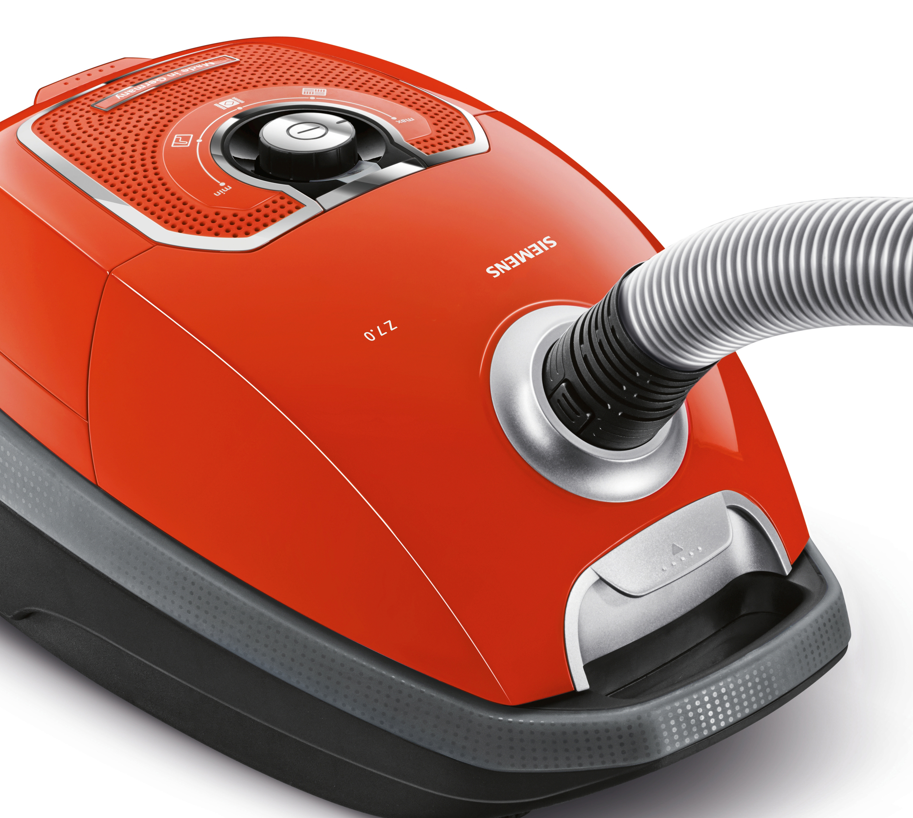 Roter Staubsauger. Ein Schlauch ist oben angeschlossen.