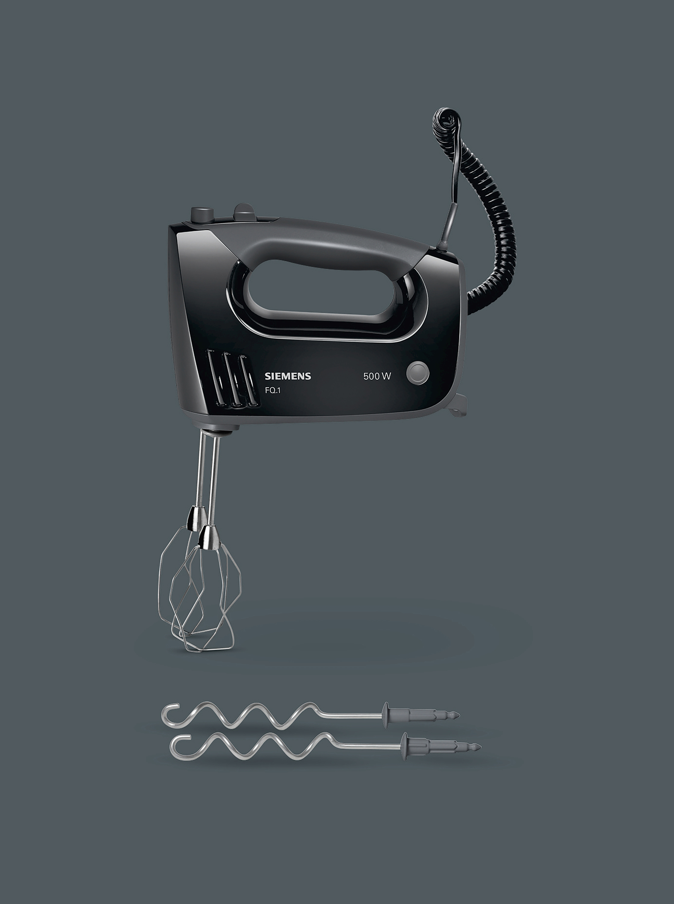 Schwarzer Siemens Handmixer mit zwei Rührbesen und einem schwarzen Kabel. Grauer Hintergrund.
