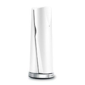 Un dispositivo blanco alto con base plateada. Tiene forma curva y una ranura.